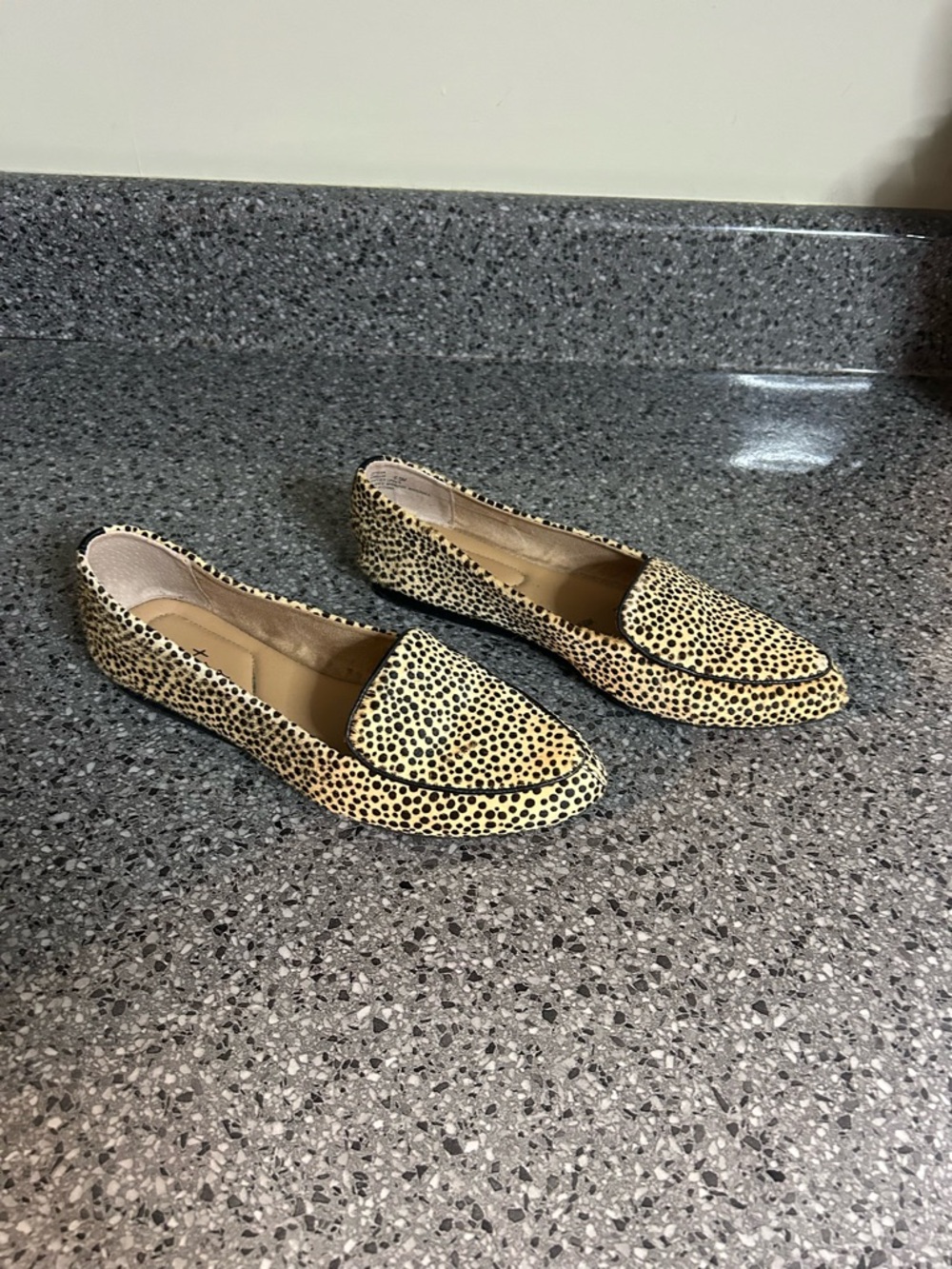 me too Leopard-Pattern Slip-On Loafers in Yellow and Black